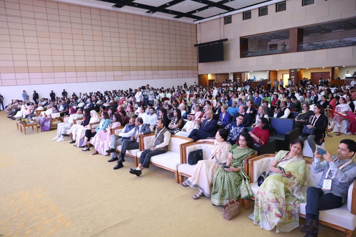CMOGuj's tweet photo. મુખ્યમંત્રી શ્રી ભૂપેન્દ્રભાઈ પટેલ, કેન્દ્રીય મંત્રી શ્રીમતી સ્મૃતિ ઈરાની, રાજ્યના મંત્રીશ્રીઓ તથા અન્ય મહાનુભાવોની ઉપસ્થિતિમાં G20 Empower સમિટમાં દેશ-વિદેશથી આવેલ પ્રતિનિધિઓના સત્કારમાં ગાંધીનગરના મહાત્મા મંદિર ખાતે સાંસ્કૃતિક કાર્યક્રમનું આયોજન કરવામાં આવ્યું હતું. https://t.co/bTfAVKHQCm