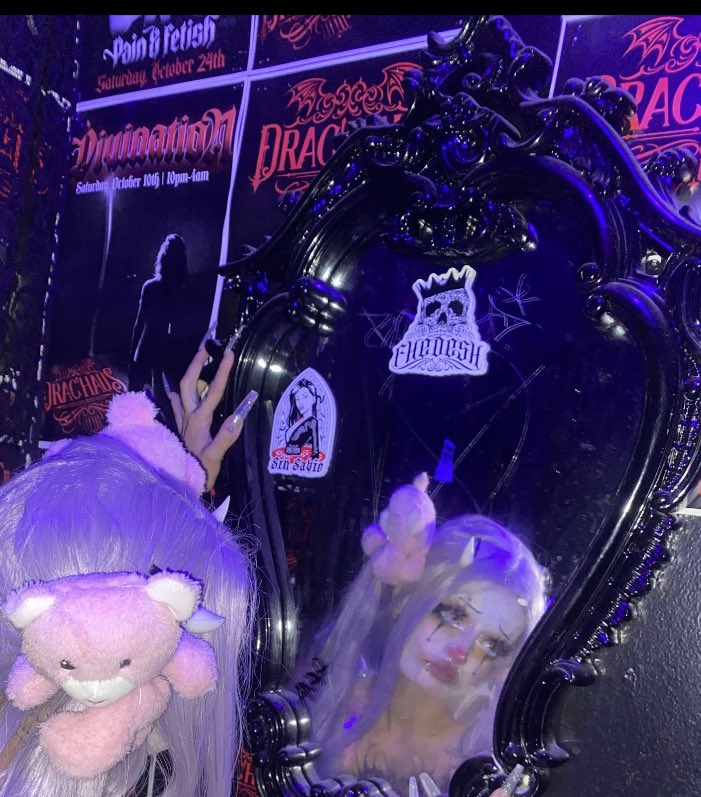 gothspiiit's tweet photo. Happy clown week 🤡 https://t.co/xh4JqufNsF
