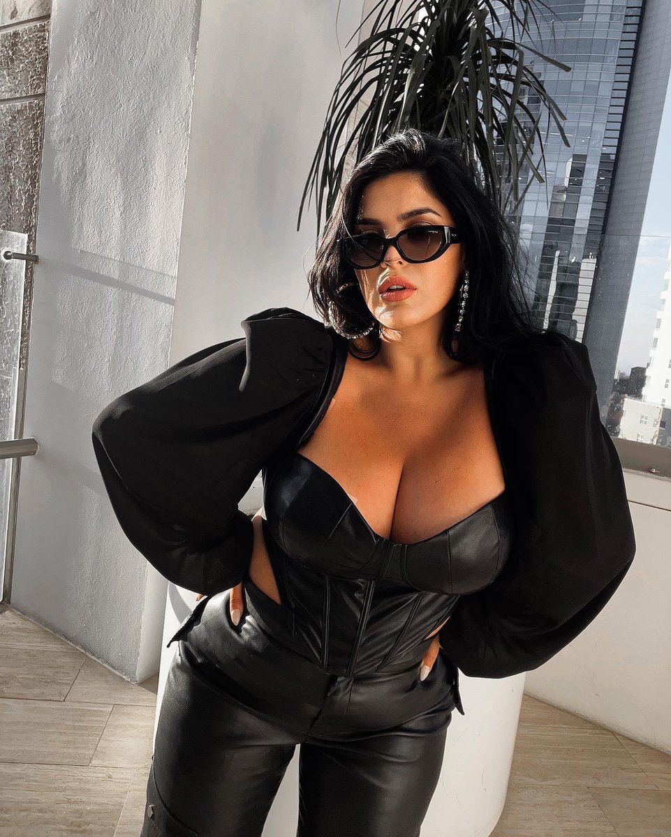 Hoy esta señorita hermosa esta de fiesta , muchísimas felicidades mi muchachita , que está nueva vuelta al sol llegue cargada de mucho éxito y amor para ti. Mi querida Curvy <a href="/ZelmaCh/">curvyzelma</a> 🥰✨🙏🏻🎁💕