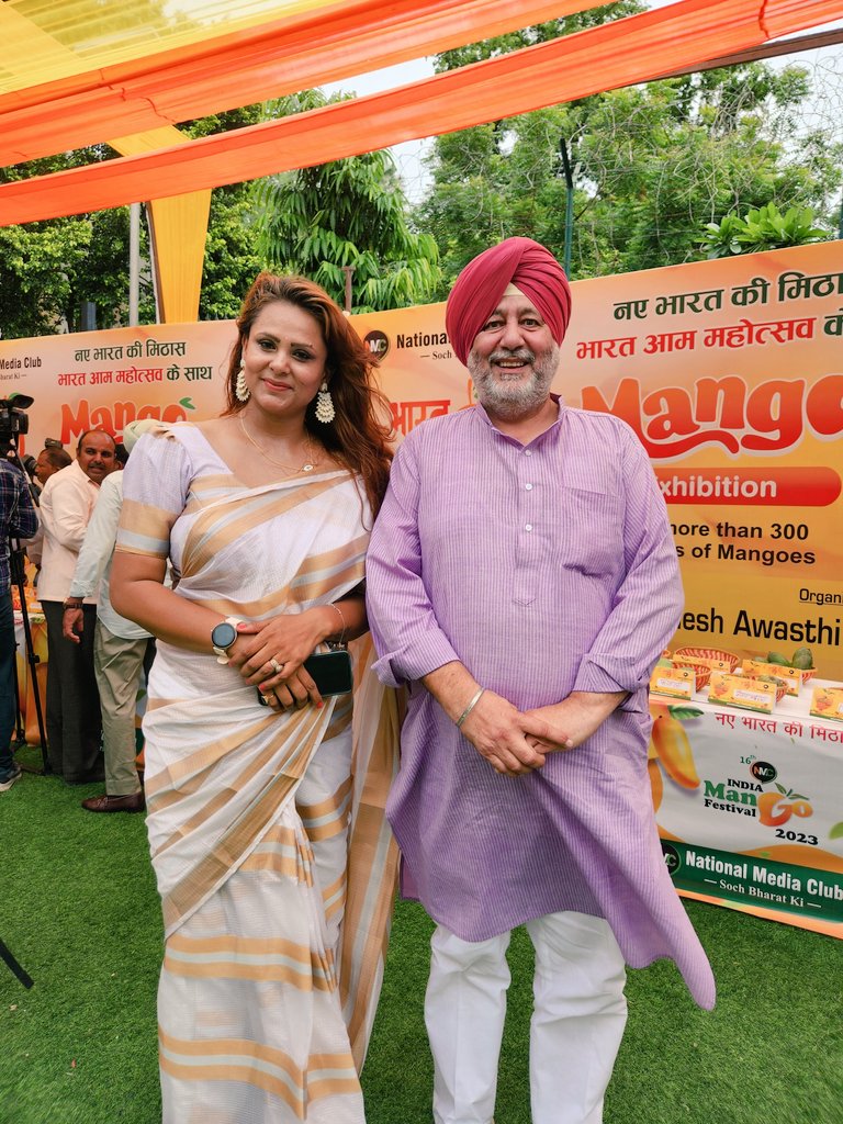 nishaasingh8130's tweet photo. Some more pictures of mango fest 2023 with Congress leader member of parliament jasbeer Singh gill #mangofest #jasbeersinghgill #shashitharoor 
@JasbirGillKSMP 
@virbhadrasingh 
@ShashiTharoor 
@preneet_kaur https://t.co/IYIElSOAiz