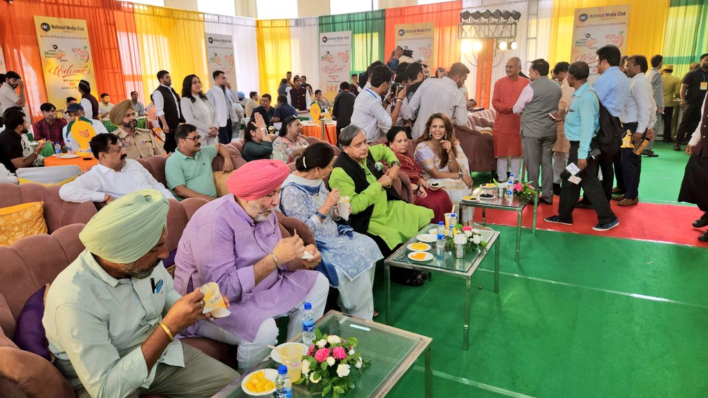 nishaasingh8130's tweet photo. Some more pictures of mango fest 2023 with Congress leader member of parliament jasbeer Singh gill #mangofest #jasbeersinghgill #shashitharoor 
@JasbirGillKSMP 
@virbhadrasingh 
@ShashiTharoor 
@preneet_kaur https://t.co/IYIElSOAiz