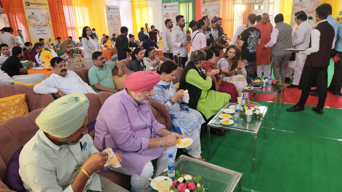 nishaasingh8130's tweet photo. Some more pictures of mango fest 2023 with Congress leader member of parliament jasbeer Singh gill #mangofest #jasbeersinghgill #shashitharoor 
@JasbirGillKSMP 
@virbhadrasingh 
@ShashiTharoor 
@preneet_kaur https://t.co/IYIElSOAiz