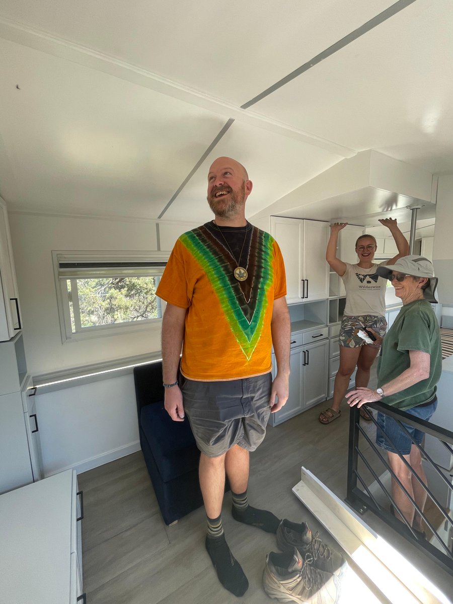 WilderwiseHomes's tweet image. Fun, celebratory photos of our setup crew and customer on delivery day in Flagstaff! 👍😜🥳 #tinyhouse #tinyhome #arizona #deliveryday