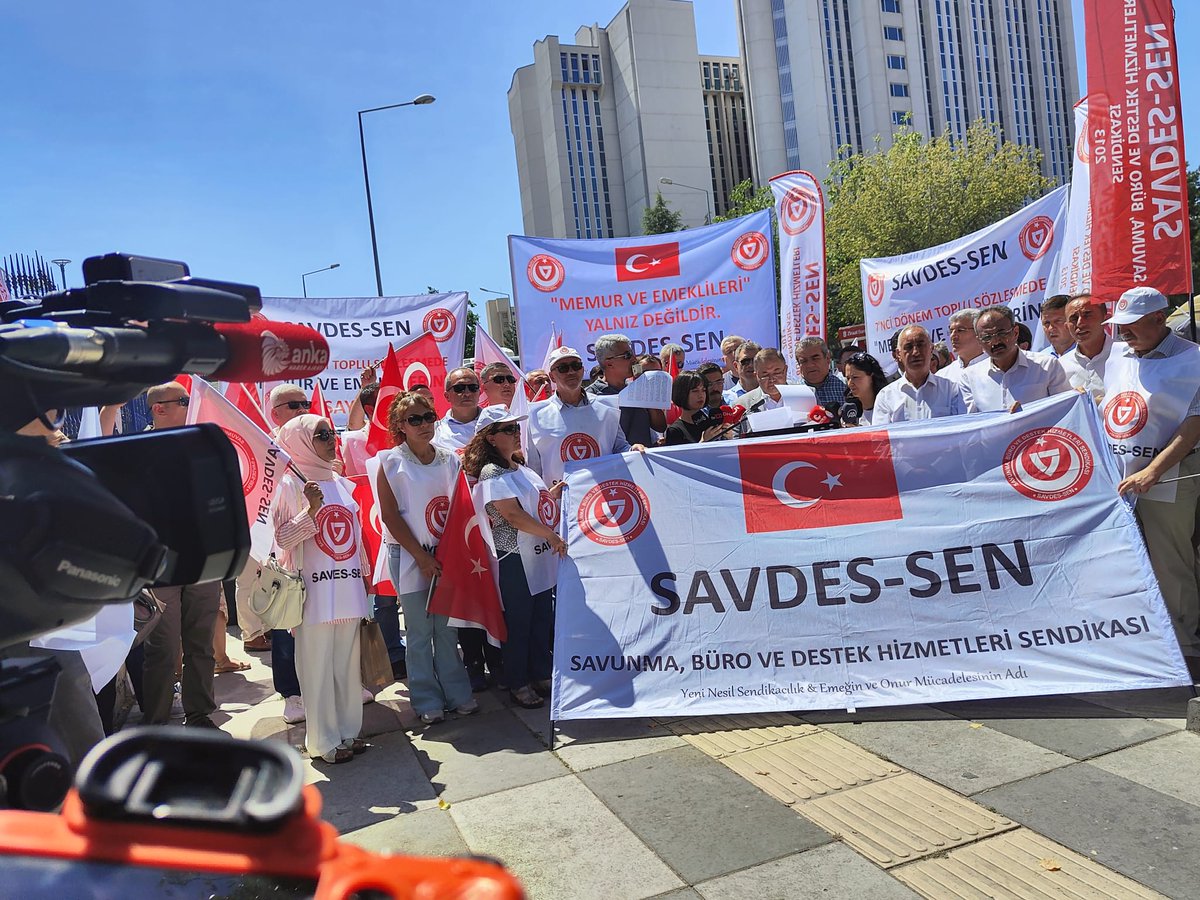 Sahada sendikal görüntü veren sadece Savdes-Sen vardı. 
Bundan sonra da olamaya devam edeceğiz. Emeğimizin ve ekmeğimizin anlamsız masalarda ucuz pazarlıklara kurban edilmesine müsaade etmeyeceğiz.
Emek ve onur mücadelesinin adı @savdessendikasi <a href="/Tuncay_Cengiz_/">Tuncay CENGİZ</a>
#toplusözleşme2023