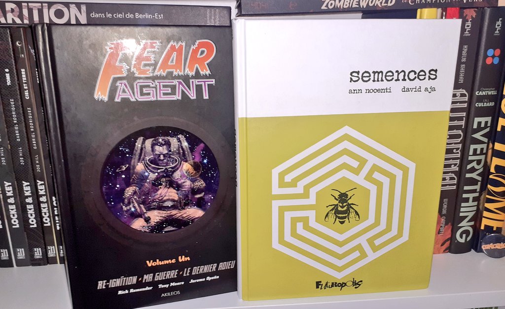 fisto_sr's tweet photo. 📚🌌🔫🐝
#MardiConseil:Savoir écouter ceux des copains lecteurs (CC @Wintrfell,@fullmetalcomics & @Arno_Kikoo😉)
-"Fear Agent"Vol1 de @Remender,@tonymoore,@JeromeAOpena chez @Akileos .
-"Semences"de @annienocenti & @davaja chez @Futuropolis .
Pour @DarkHorseComics .
#comicshaul https://t.co/vPYlm5fHAR