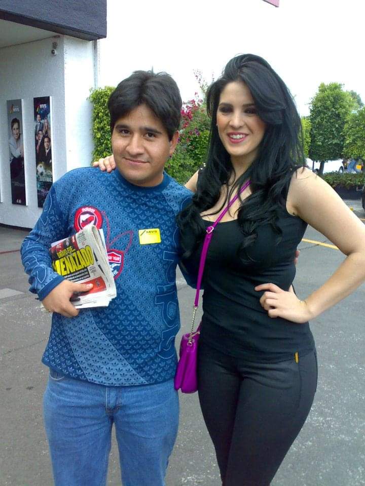 Todos al felicitar a esta chulada de niña llamada <a href="/ZelmaCh/">curvyzelma</a> hoy en su cumple 🥳🥳🎁🎉🎂😉😙🤗