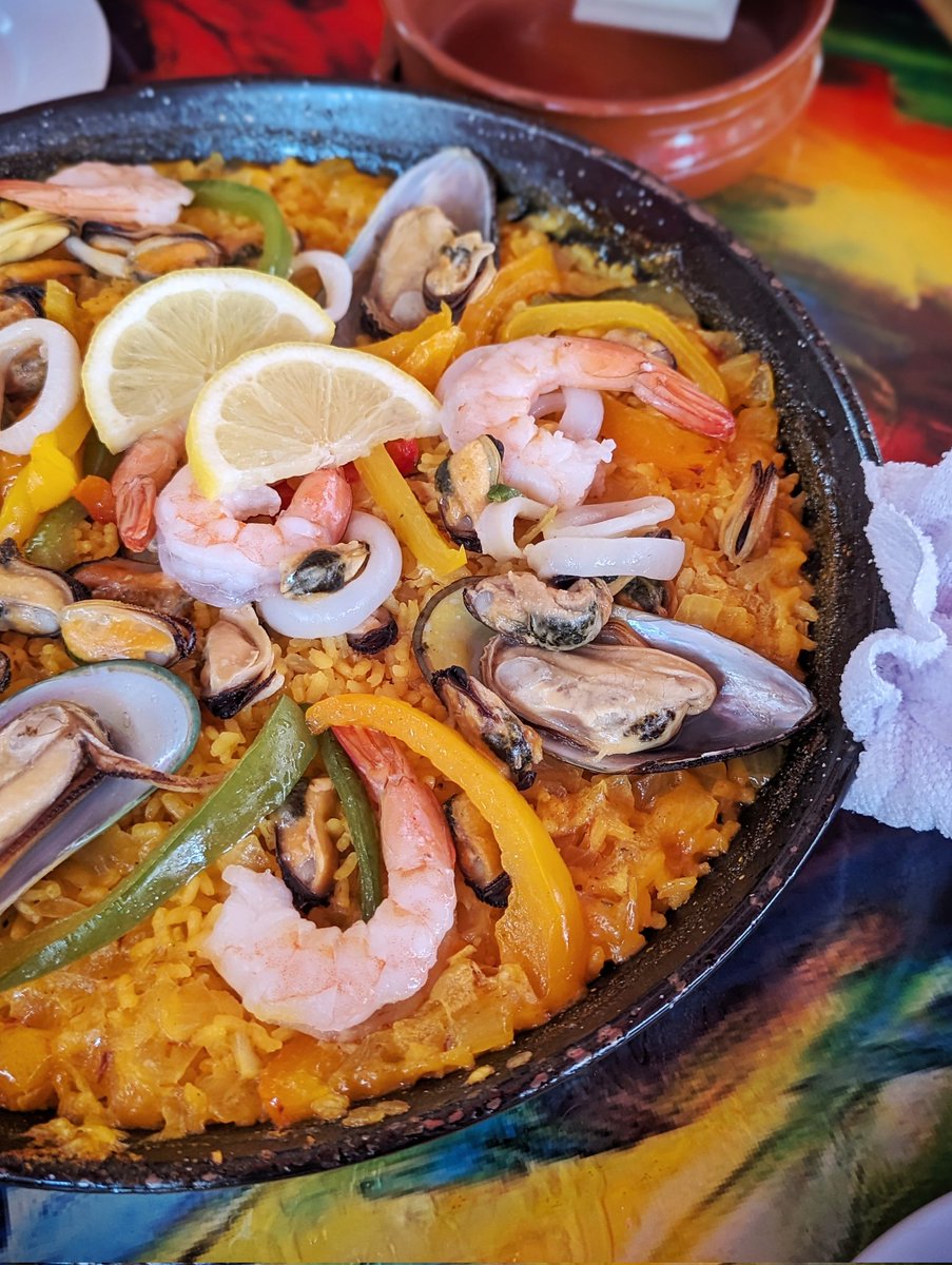 Looking for a taste of the tropics in #Niagara? Try Patio Andaluz in #PortDalhousie with their Spanish-Mexican dishes! Their Paella de Mariscos with mussels, shrimp, calamari &amp; clams is amazing but huge so bring a friend along to eat it with!

📍 Patio Andaluz in #StCatharines