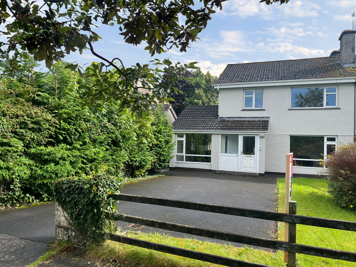 OatesAuctioneer's tweet photo. 🏡💫 FOR SALE! A spacious semi-detached residence in Willow Park, Athlone. A perfect investment opportunity! Visit our website for more details. 🌐📍 Property Link: https://t.co/cG4VDXW067 #ForSale #WestmeathProperty #RealEstate #OatesAuctioneers #CountyWestmeath @AthloneAdvert https://t.co/s731R84pZG