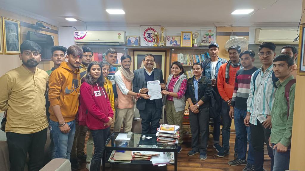 abvp_mcu's tweet photo. विद्यार्थी परिषद सिर्फ कहता नहीं, करके दिखाता है!

MCU परिसर से मुख्य शहर तक लाल बस सेवा शुरू! 

गत वर्ष दिसम्बर 2022 को शहर से दूर स्थित माखनलाल परिसर तक रेड बस चलाने के संबंध में एबीवीपी एमसीयू इकाई द्वारा कुलपति श्री केजी सुरेश जी को ज्ञापन दिया गया था।
#ABVP #abvpmcu 
1/n https://t.co/uDLNiZ4zBW