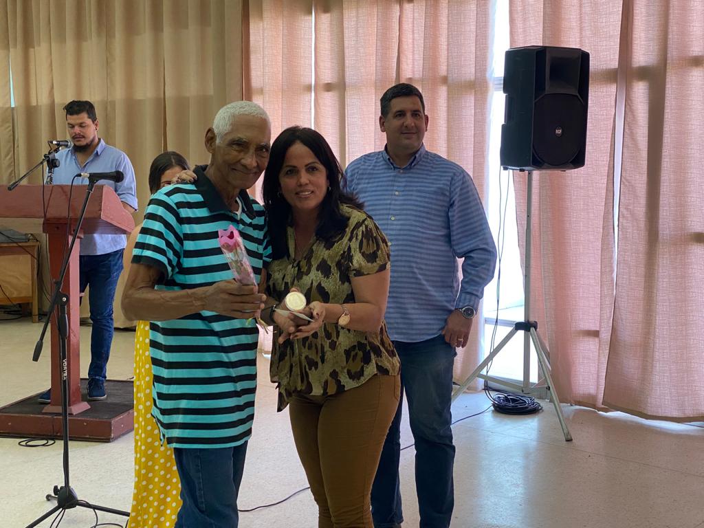 guerrillero_cu's tweet photo. "Sin ustedes no estuviéramos hoy aquí", dijo Ronquillo Bello, presidente de la Upec en el país en el acto de reconocimiento.
#60Upec https://t.co/5le19GNAtl