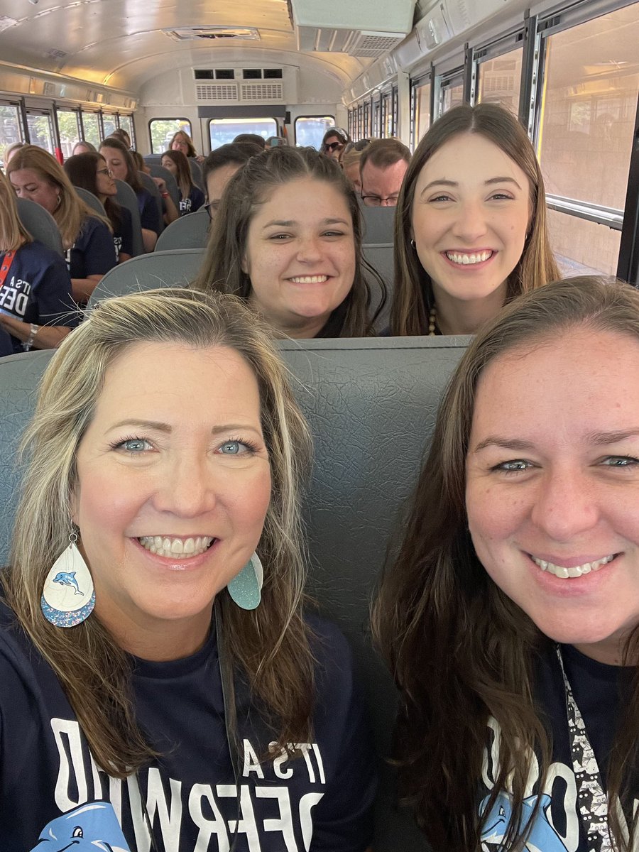 MsPhelps182's tweet photo. Heading to convocation, year 7! ๐๐ฌ@HumbleISD_DWE @HumbleISD @ElizabethFagen #DWEJOY #dwestrong #bethelight #humbleisdfamily #dwerocks #humbleisd https://t.co/YG4Npry6Ca