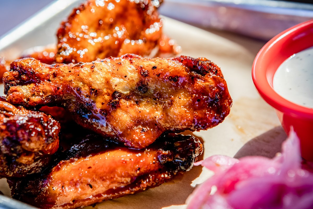 ThePigAndPint's tweet photo. No right wing. No left wing. Just Pepsi-Cola glazed smoked wings! #pepsicola #bbq #wingsday #wanderms https://t.co/HkUvbtdChy