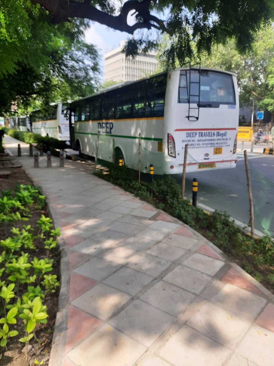 ssmathur3's tweet photo. Buses parked daily on main Africa Avenue covering a major pedestrian crossing. There is a big risk of pedestrian accidents. @dtptraffic https://t.co/1g2JJsgF45