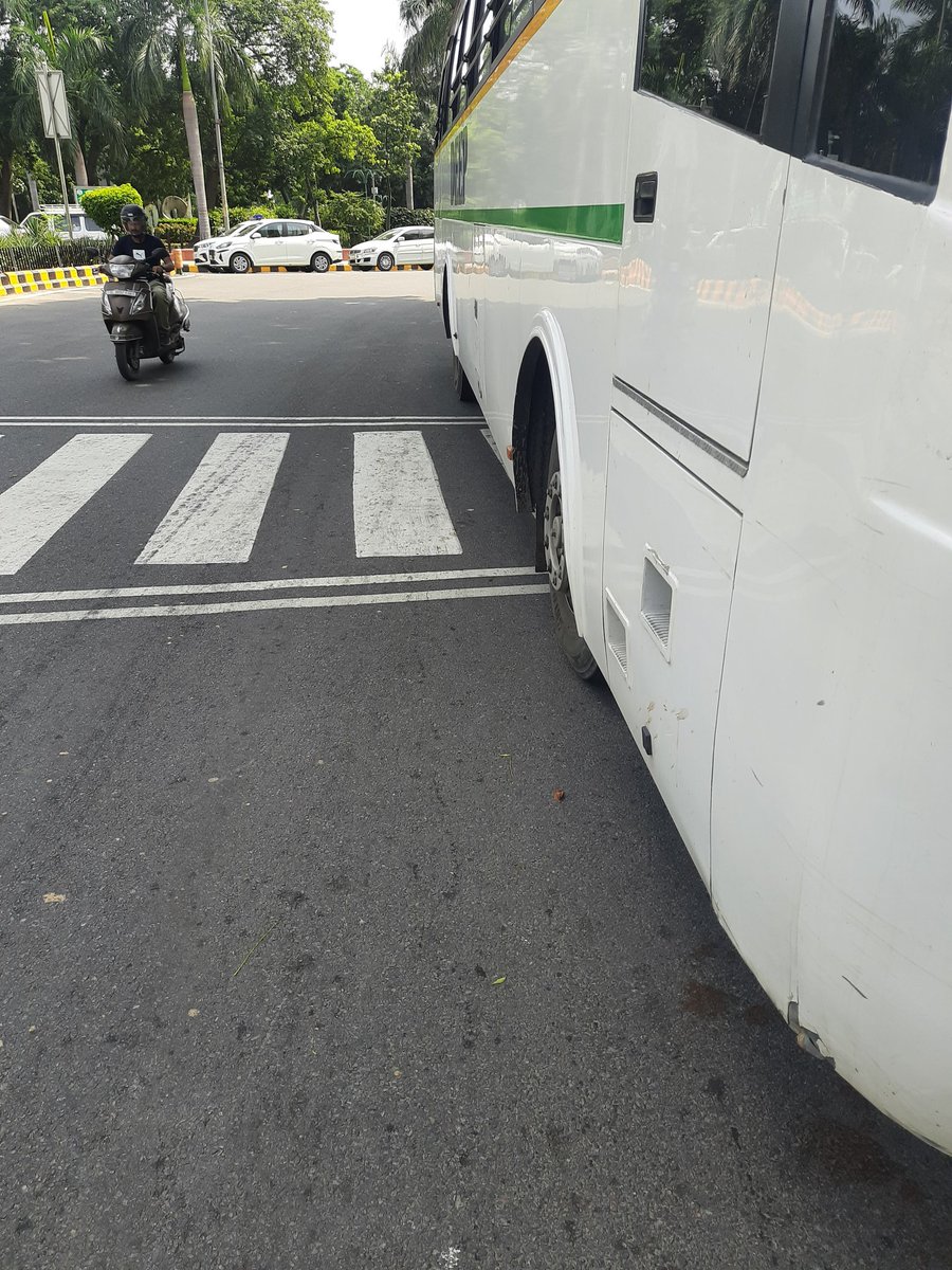 ssmathur3's tweet photo. Buses parked daily on main Africa Avenue covering a major pedestrian crossing. There is a big risk of pedestrian accidents. @dtptraffic https://t.co/1g2JJsgF45