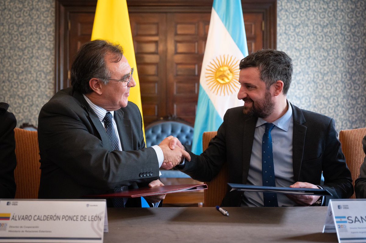CooperacionArg's tweet photo. Cooperación entre Argentina y Colombia: acodamos un Programa de cooperación técnica integrado por seis nuevos proyectos. 
La @aciah_arg y la @APCColombia consolidan las relaciones bilaterales a través de acciones en salud, agroindustria, derechos humanos, ciencia y tecnología. https://t.co/PfvUJ5Iz6l