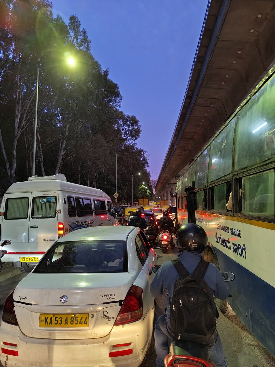 khannajiii's tweet photo. #BangaloreTraffic the best thing in Bangalore after it's weather🥲

#bangaloretraffic #bangalorelife #withNothing https://t.co/VPPnpMQ4Jj
