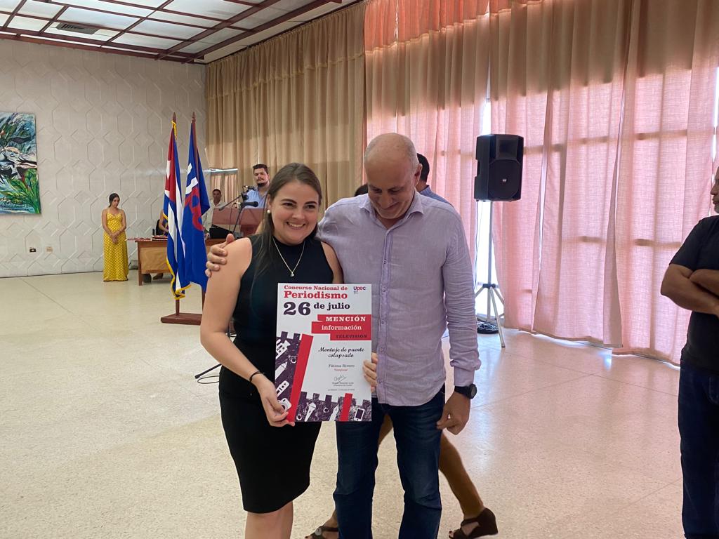 guerrillero_cu's tweet photo. 👏Reconocimiento a los ganadores pinareños del Concurso Nacional de Periodismo 26 de Julio, por los #60upec
🏅Fátima Rivero, de Tele Pinar.
🎖🥈Alina Cabrera Domínguez, corresponsal de Radio Rebelde.
🏆Equipo Multimedia de Tele Pinar
👏🎊Felicidades !!
📸Januar Valdés https://t.co/nH1PwwUjfc
