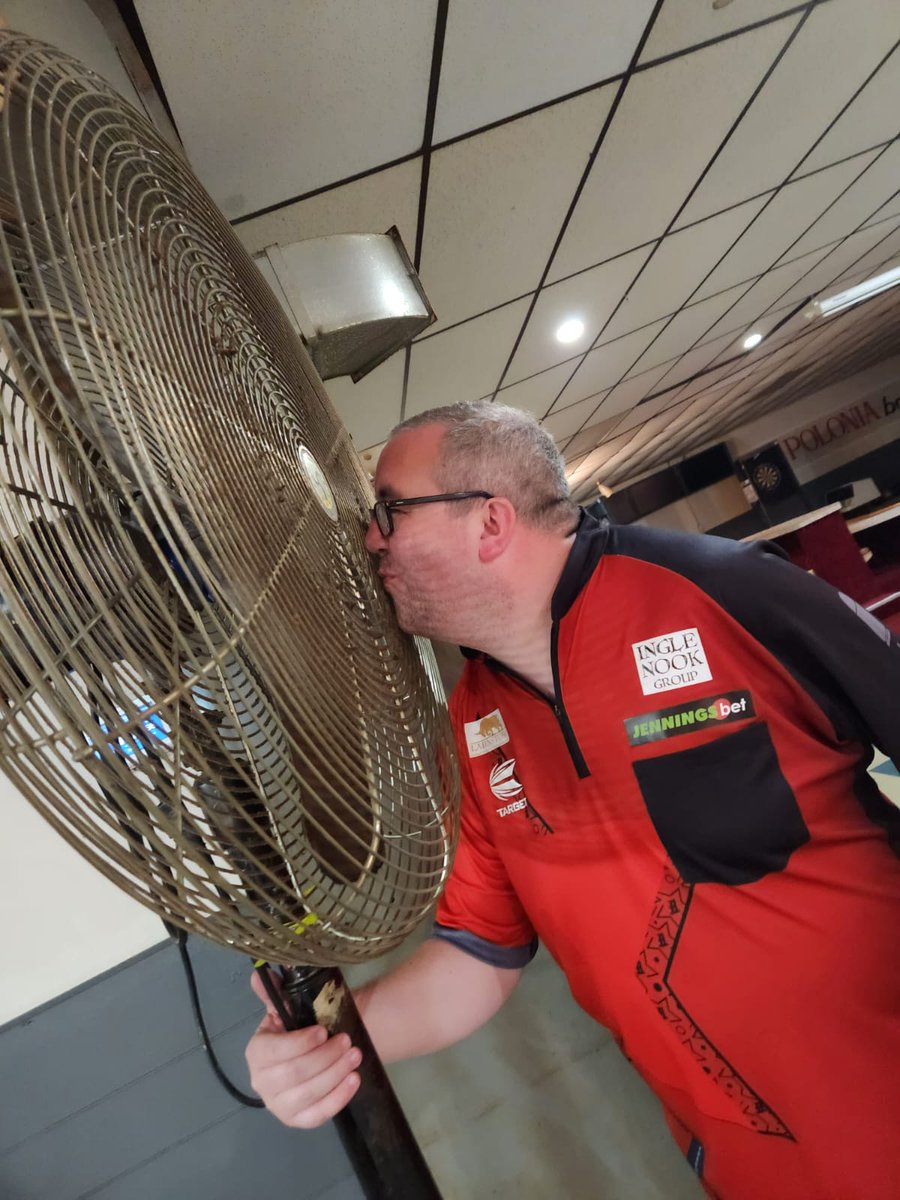 sbunting180's tweet photo. All the way to America and I finally get the chance to get up close and personal with one of my biggest fans ๐บ๐ธ๐ชญ https://t.co/5C7K87MNJc