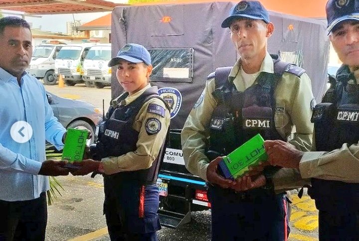 #EsNoticia🗞️|👏🏼👮🏽‍♂️👮🏼‍♀️Alcalde <a href="/LuisJonasReyes/">Luis Jonás Reyes</a> felicita a funcionari@s de <a href="/poliiribarren/">Policia Iribarren</a> que participaron en 2dos Juegos Deportivos "Guardianes de la Patria" y a su vez premió lugares en podium del maratón categoría femenina y masculina
#1Ago
#SuperBigoteEnAccion 
#NaguaraLuisJonas