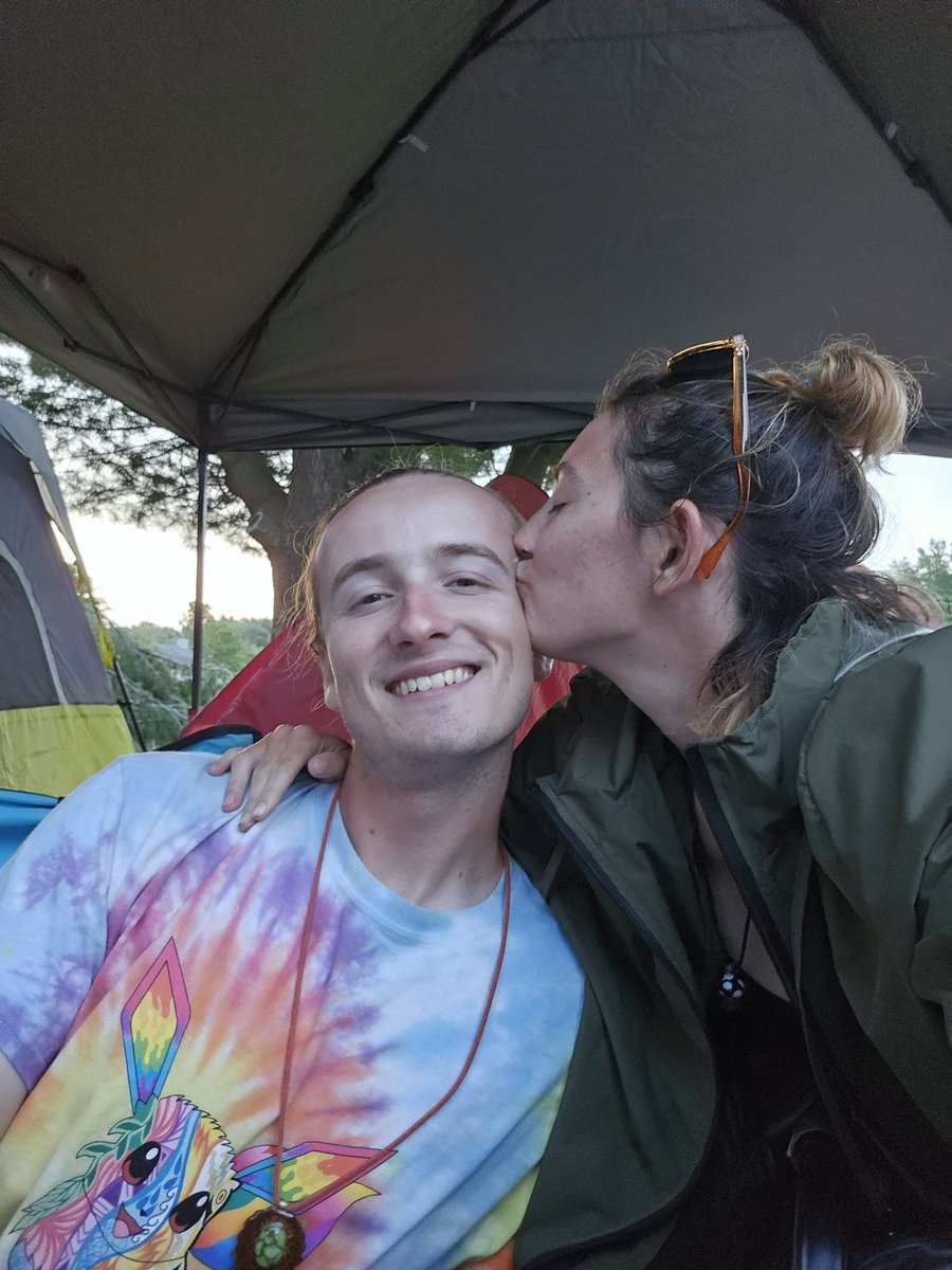 MirLoDesigns's tweet image. I don't use this app anymore but I am popping back in to share a wonderful experience🔥 Live painting @ Great Lakes Flow and Fire Fest was an absolute dream I LOVE YOU ALL❤️