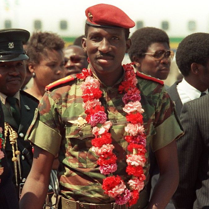 Afrika'nın Che Guevara'sı Thomas Sankara
Sankara 4 yıllık iktidarında dış yardım almadan 350 okul, yol, demiryolu inşa etti ve okuma yazma oranını %60 arttırdı. Ayrıca zorla evlilikleri yasakladı ve yoksul insanlara toprak verdi, 2,5 milyon çocuğu aşıladı, 10 milyon ağaç dikti.