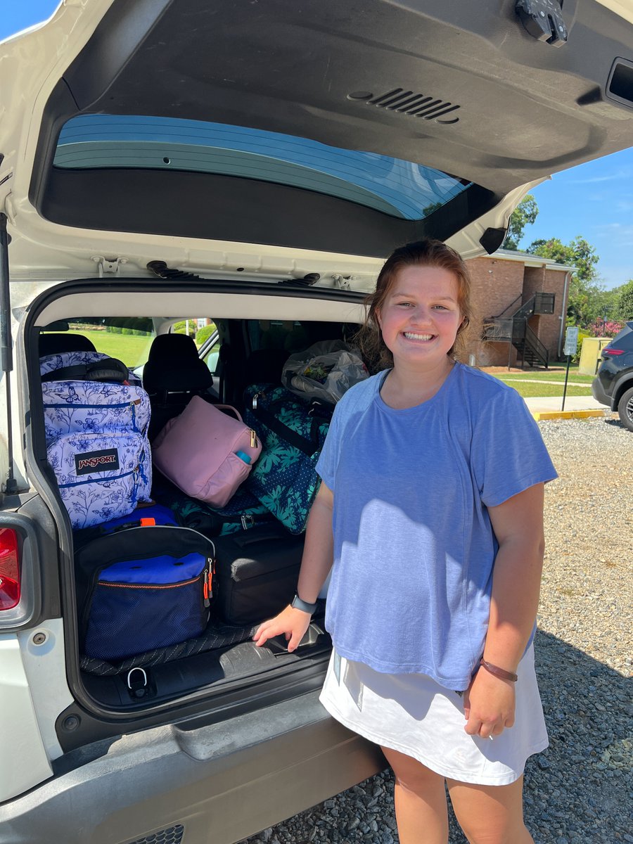 AndrewCollege's tweet photo. 📦🎒It has been a busy morning and afternoon on campus!  Welcome to our students and families.  #moveinFall2023 #AndrewAhead #TigerFamily #movingandgrooving https://t.co/WymV8kViQ6