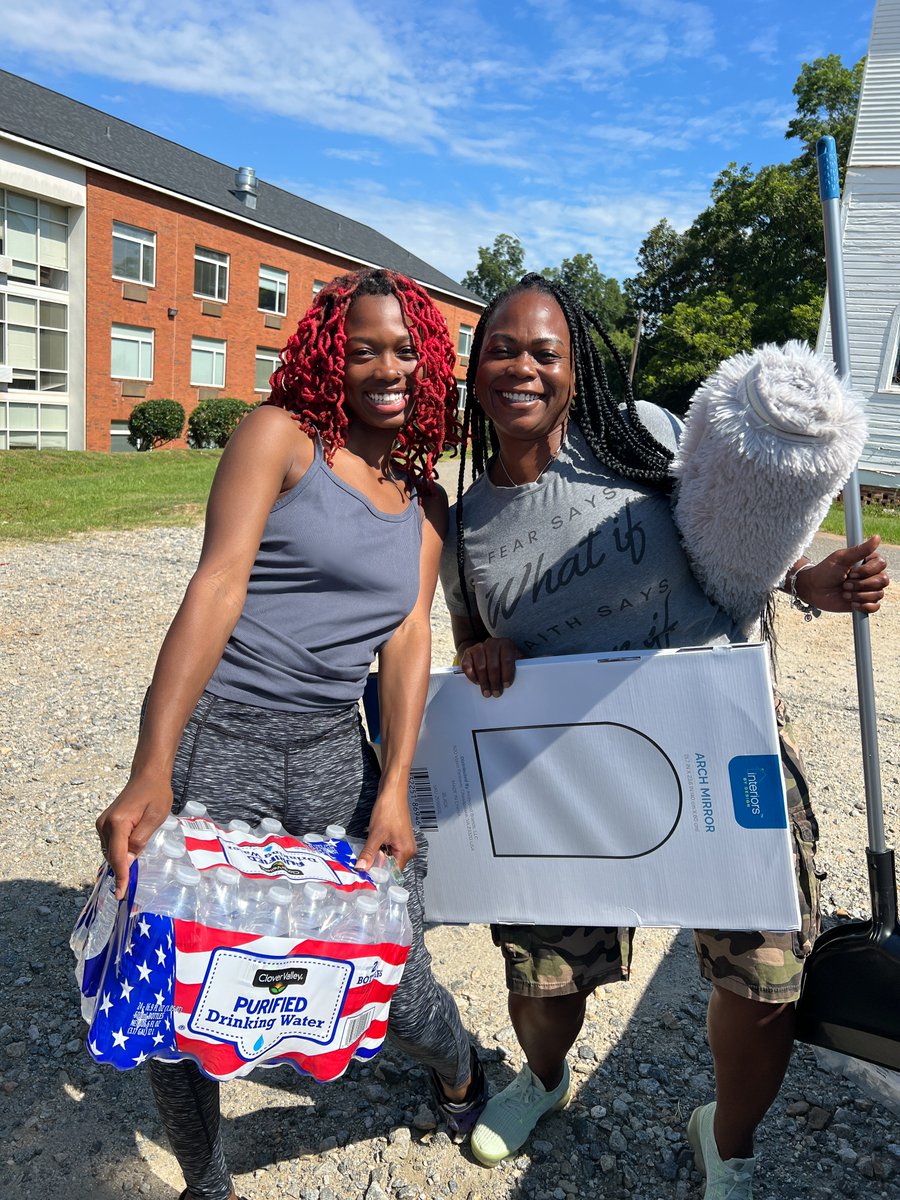 AndrewCollege's tweet photo. 📦🎒It has been a busy morning and afternoon on campus!  Welcome to our students and families.  #moveinFall2023 #AndrewAhead #TigerFamily #movingandgrooving https://t.co/WymV8kViQ6