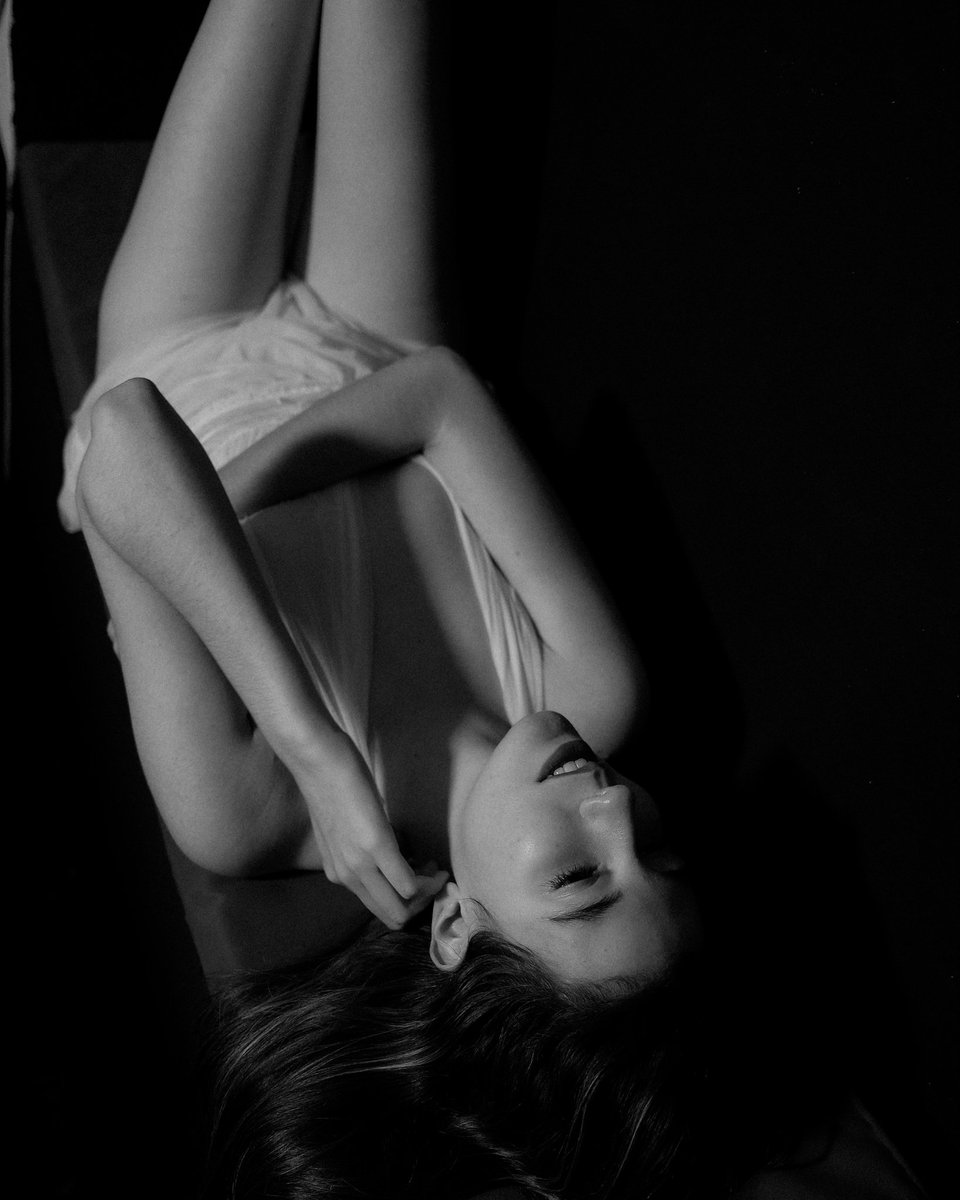 TheFly74's tweet photo. Una sera in studio #picsoftheday #fujitalia #35mmportrait #35mmphotography #blackandwhitestyle #blackandwhitemodel https://t.co/Jk941UCSWi