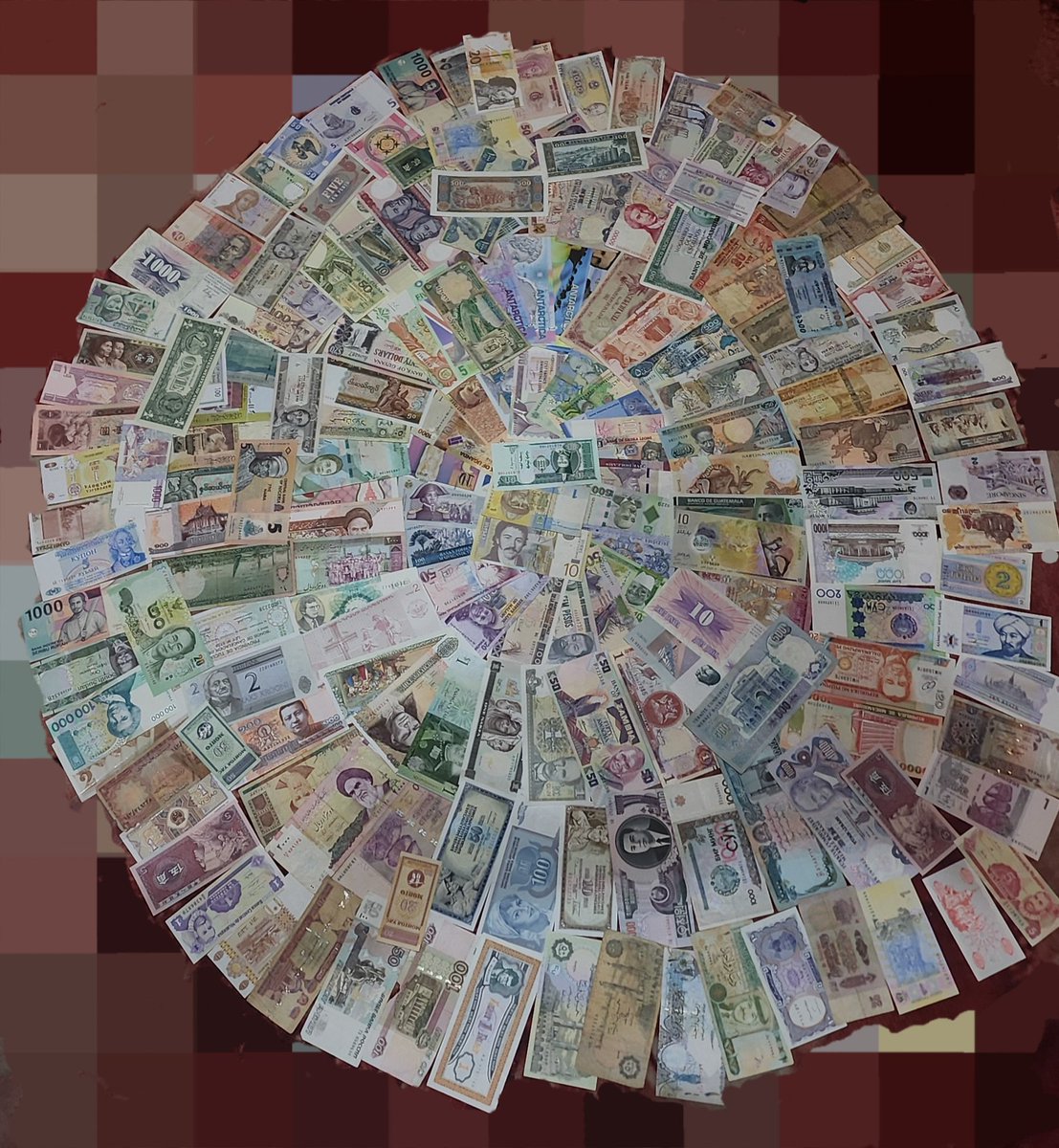 OSMSSH's tweet image. في المتوسطة وبجانب المدرسة لقيت عملة صينية على الأرض ،  وتعجبت من شكلها لأني ما كنت متعود إلا على شكل الريال السعودي ، وكانت هذه هي بدايتي في تجميع العملات.

توقفت بعدها عن التجميع في المرحلة الثانوية والجامعية مع إنها كانت أحد أجمل الهوايات، واليوم عندي عملات لأكثر من 130 دولة🙏🏻