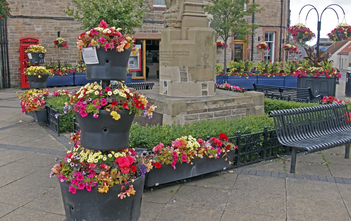 PratoStan's tweet photo. Tranent Civic Square again full of colour  thanks to loal post office working wth East Lothian Council's nursery. @EastLothianAP @TheCaley @TranentRegen @TranentBelters https://t.co/YZc0XRcHsW
