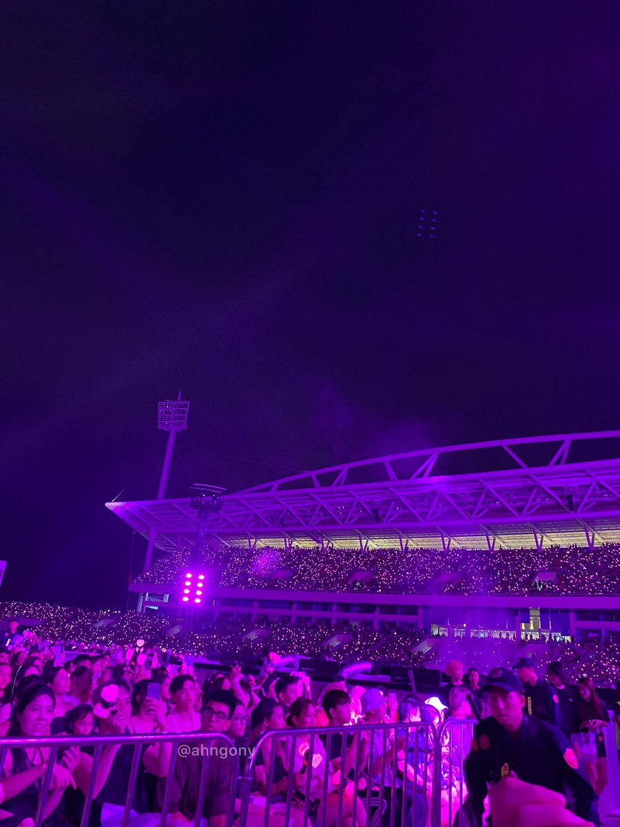 ahngony's tweet photo. 1. Before BlackPink on stage, the atmosphere was so hot already 🥵 https://t.co/k4b92xX9F9