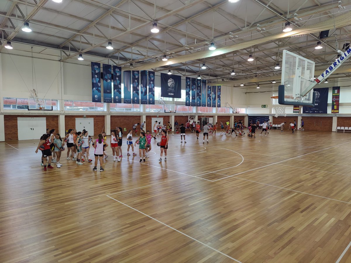 #CampusAveiro. Tras el reparto de habitaciones, hemos deshecho maletas y ya estamos en la pista 🏀⛹️‍♂️⛹️‍♀️
#BasketVerano2023
<a href="/UnivAveiro/">Universidade Aveiro</a>