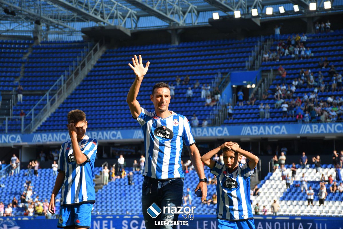 riazororg's tweet photo. 💙 Lionel Scaloni recibió el cariño de Riazor en el descanso del Memorial Arsenio Iglesias 

¡Qué bueno que viniste, @lioscaloni! https://t.co/kUtPJc3CkX