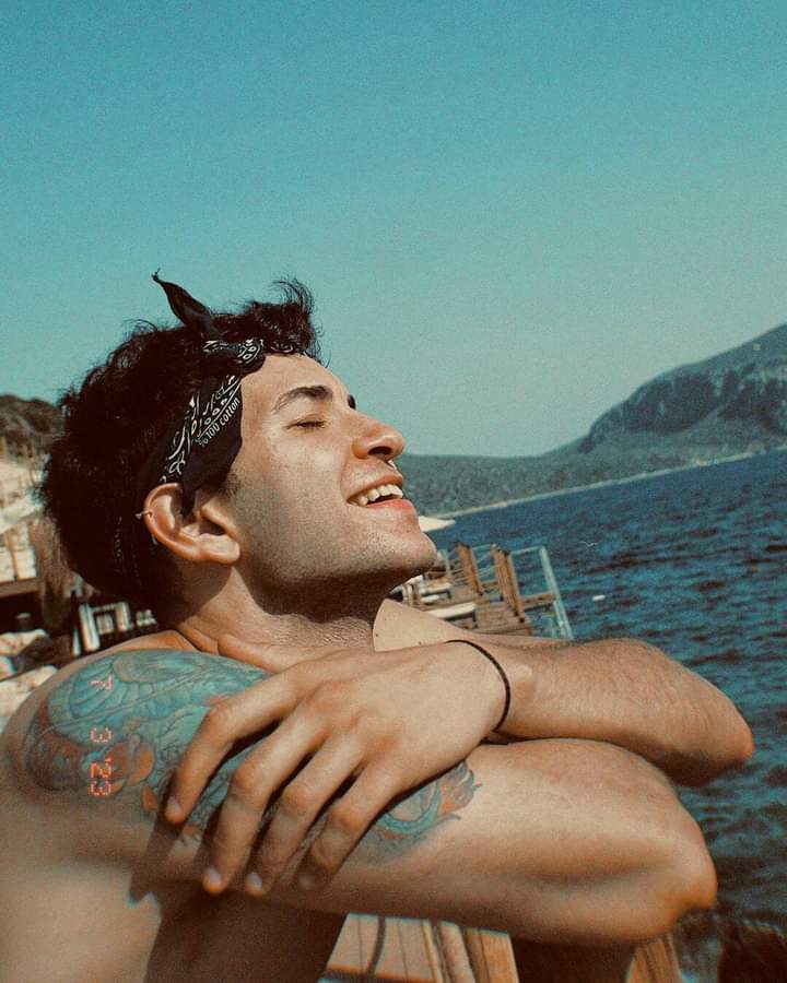 _TolgaHermanos's tweet photo. Relax 😊 nos vemos esta noche mis #TolgaLovers en un capítulo IMPERDIBLE para empezar el mes 😉🔥💥 #Hermanos1Ago  #TheRealTeam #TolgaBarçin #BerkAliÇatal

[[Mi calma? Tú @OmerHermanos 🧡🧡🧡]] https://t.co/qVsy0YhqFu