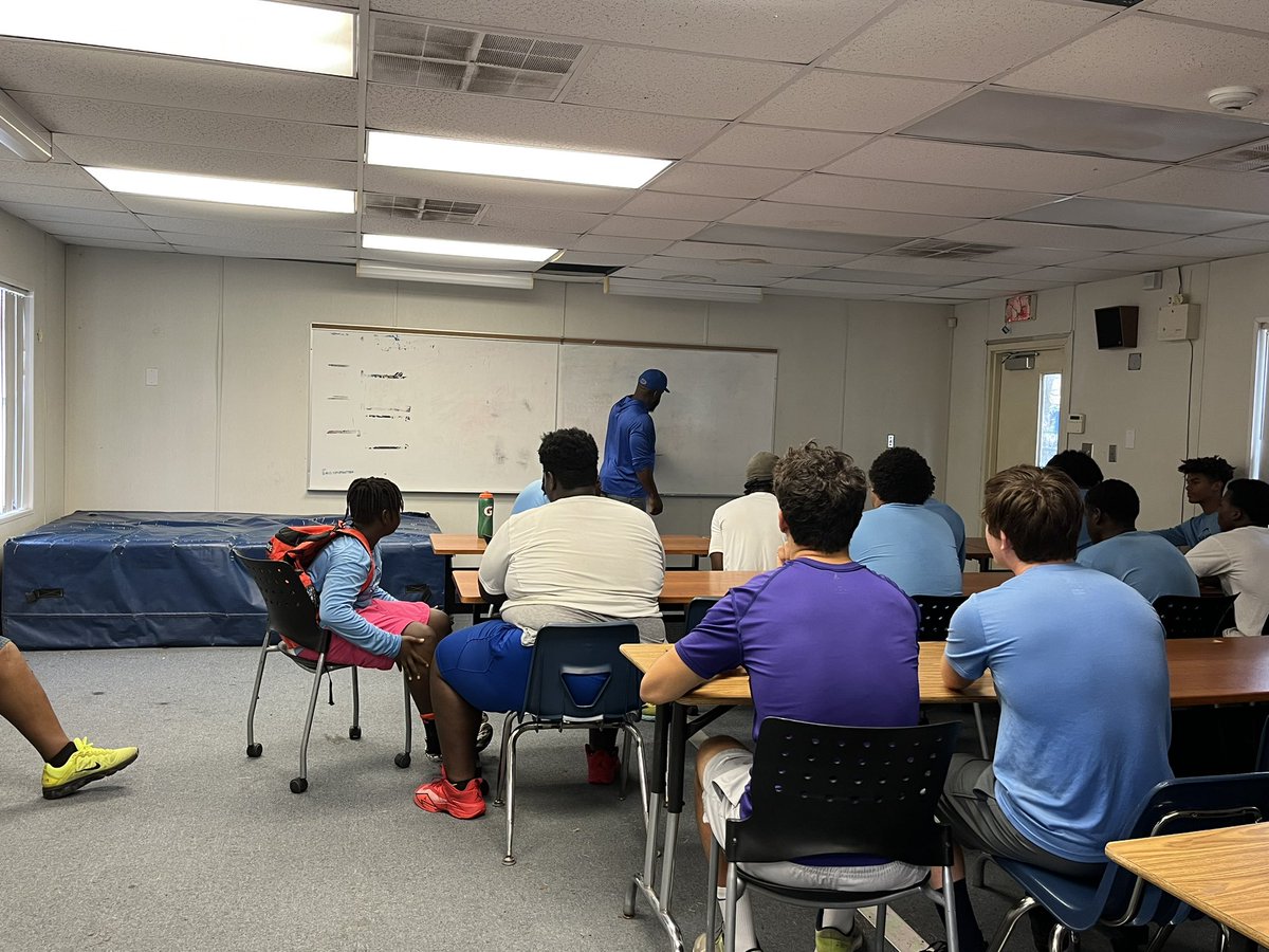 ValerieFlournoy's tweet photo. 1st contracted day as Athletic Director
2nd day of @FHSAA practice for volleyball and football
Can’t wait for everyone to get back on campus! #GoBlueWave 🌊 https://t.co/fjj0DhVSS3