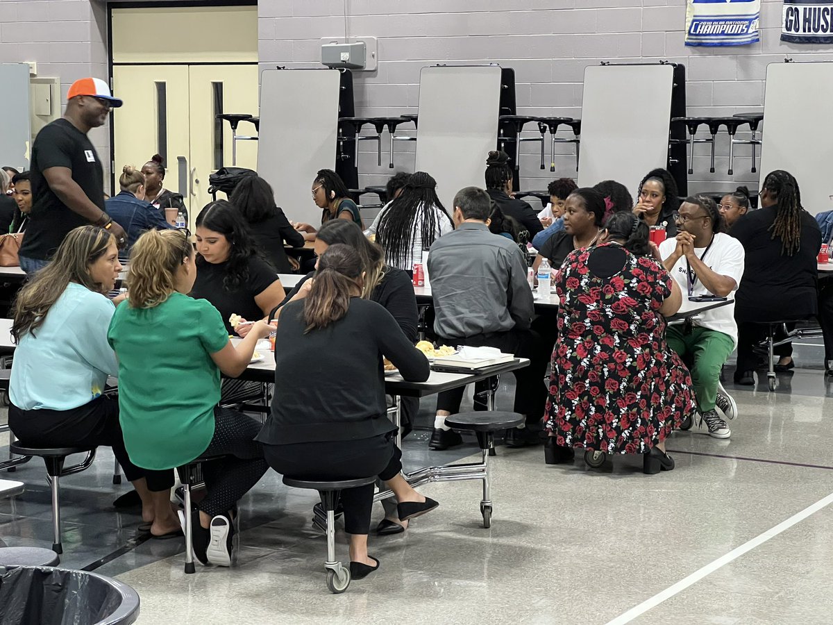 HumbleISD_HMS's tweet photo. Grateful to Pastor Brown w/ Global Outreach Ministries for proving lunch for our staff today! #Partnership #OneMissionOneVisionOneTEAM https://t.co/V7caVsbmP8
