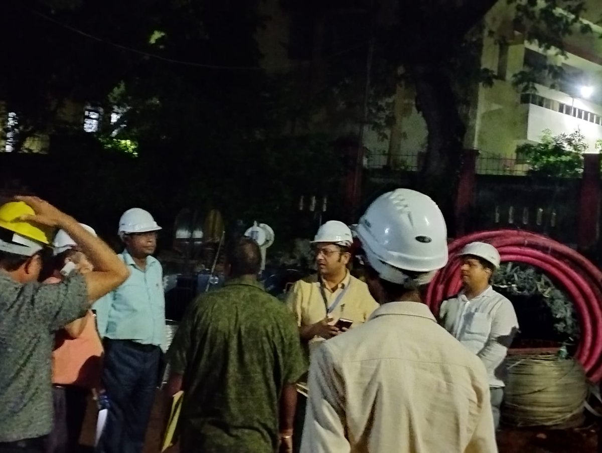 दक्षिणांचल विद्युत वितरण निगम के आदरणीय प्रबंधक निदेशक महोदय ने आज जनपद हमीरपुर कार्यशाला का निरीक्षण किया वेहतर गुणवत्ता रिपेयर, साफ-सफाई व निर्धारित समय के अंदर क्षतिग्रस्त परिवर्तक बदलने के निर्देश दिये। <a href="/mduppcl/">MDUPPCL</a> <a href="/UPPCLLKO/">UPPCL</a> <a href="/dvvnlhq/">Dakshinanchal Vidyut Vitran Nigam Limited</a> <a href="/AMITKISHOREIAS/">AMIT KISHORE IAS</a> <a href="/EMofficeUP/">Energy Minister Office UP</a> <a href="/MDDVVNL/">MD DVVNL AGRA</a>