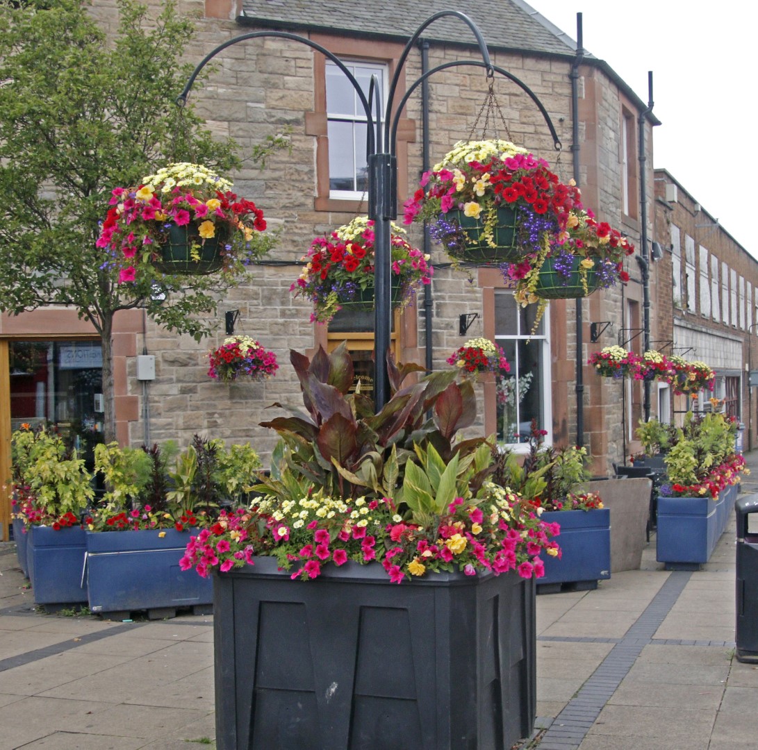 PratoStan's tweet photo. Tranent Civic Square again full of colour  thanks to loal post office working wth East Lothian Council's nursery. @EastLothianAP @TheCaley @TranentRegen @TranentBelters https://t.co/YZc0XRcHsW