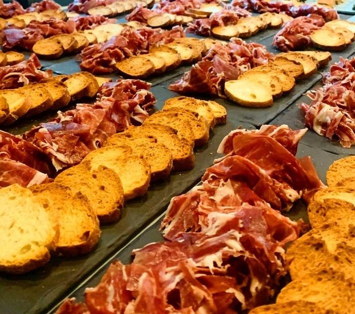 🆕 Algunos de nuestros aperitivos estrella...😋
#catering #elmolino #cateringelmolino #eventos #aperitivos #cóctel #comidasycenas #cateringvigo #cateringpontevedra #elmolinovigo #hoycocinaelmolino #todosabericoenelmolino
#dateuncapricho #molineaconganas #molineando