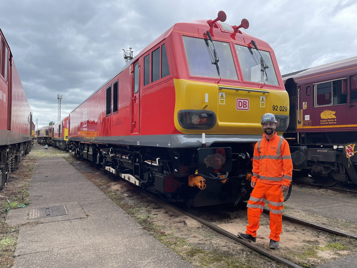 SimonZev's tweet photo. Today, there’s been trains!
Huge thanks to @DBCargoUK for hosting folks from the #FreightTeam to observe operations, hold a joint meeting & be shown the fascinating temple of traction that is Toton.
What a day!
#TrainLife #FreightLife #DBCargo https://t.co/gY2lKcTesP