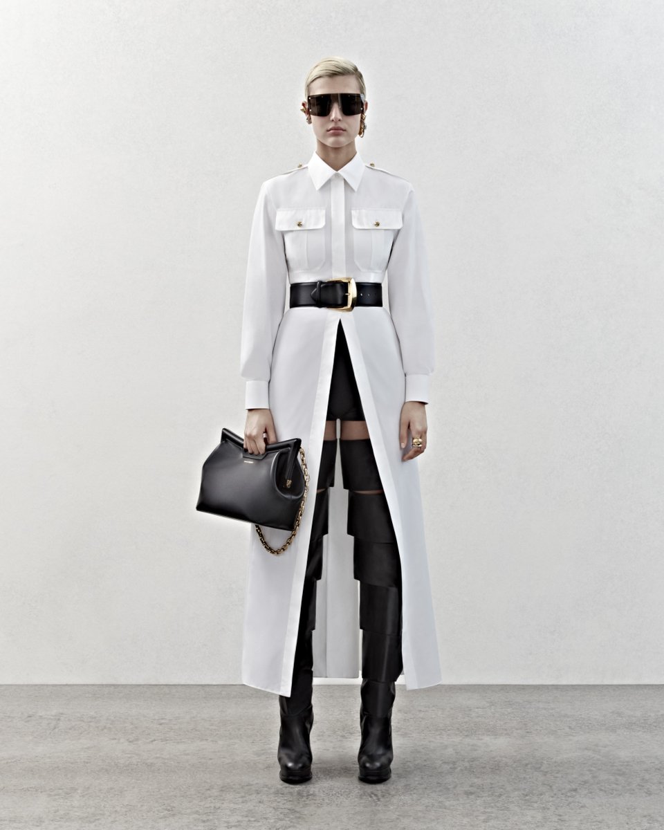 McQueen's tweet photo. The #McQueenPeak bag.

Worn with a white elongated shirt with domed buttons, black knit shorts, slashed thigh-high boots and Mask sunglasses. 

Discover #McQueenPreAW23: https://t.co/t2E1ly6QGD

#McQueenEyewear https://t.co/QAB0G68fjS