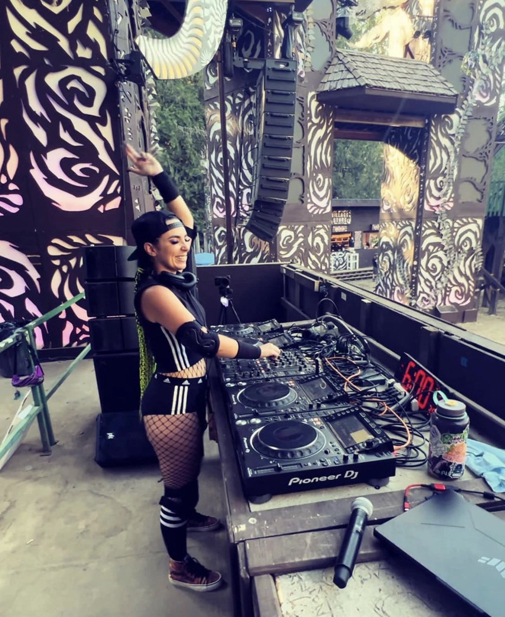 djseaglass's tweet photo. Playing the Village stage at this year’s @shambhala_mf was mind blowing and a goal that was realized thanks to the @dnb_girls of Canada Takeover showcase. So many amazing strong women who represent DnB and I’m honoured to be amoung them. 

#shambhala #music #festival #drumandbass https://t.co/lAuBb07TUy