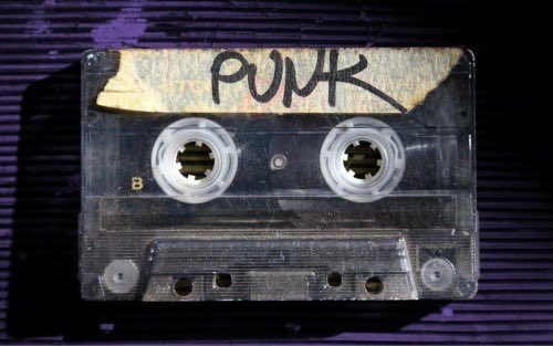 elbloqueradio's tweet photo. Martes de noche en El Bloque:

20:00 - Radio Mandinga (@radiomandingauy)
21:00 - Top10 (@MJavote)
22:00 - Punkología (@Phiop_uy - @FFromhell) 

https://t.co/N0WfP9uZXz
- No Más de lo Mismo - https://t.co/mcP6uBBhhe