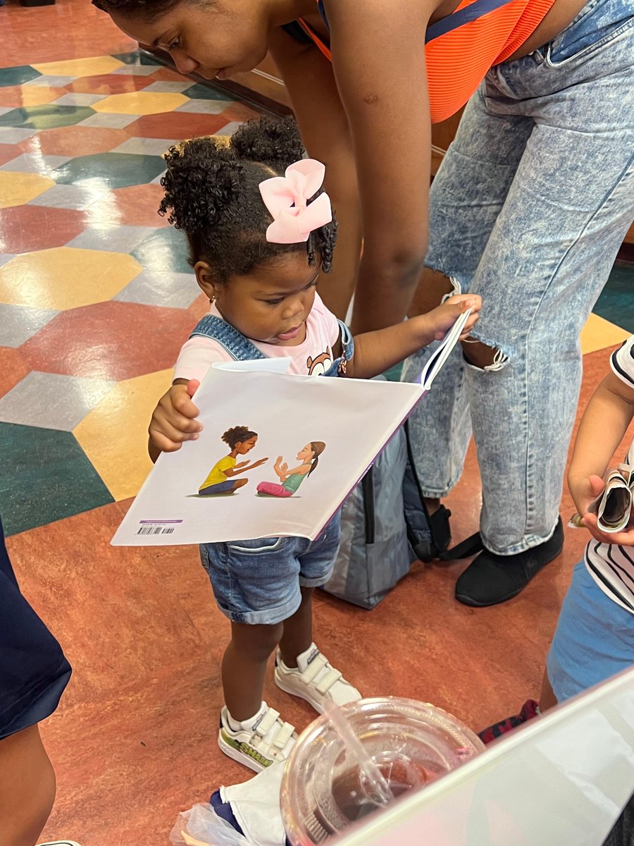 LitPartners's tweet photo. 📖🎒Celebrating our first Wellness Fair, a joint effort between @QPLNYC and @KCSNY, distributing free books📚 and 100 backpacks 🎒 to support education and inspire a love for learning.Thank you to everyone who made this event a grand success! 🌟 #LFFL #KCS #CoronaLibrary https://t.co/HyEb511kF3