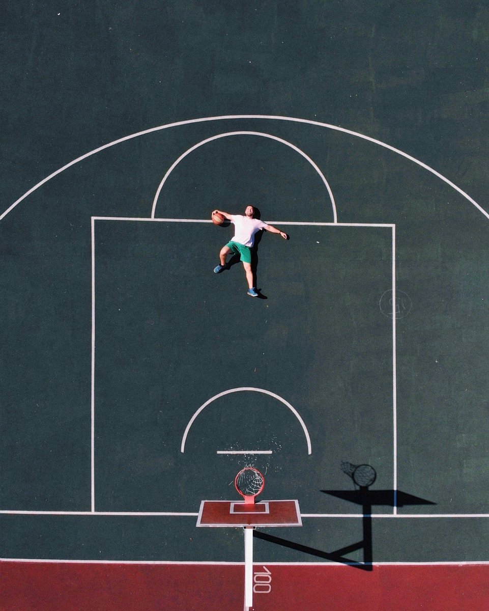 "La vita tipo di un giocatore di basket"

-9 mesi: l'azione offensiva di papà supera i 24 secondi. Mamma rimane incinta.

0 anni: quando ti tagliano il cordone ombellicale inizi a strillare come un dannato contorcendoti dal dolore. L’ostetrica pensa tu stia floppando e ti riempie