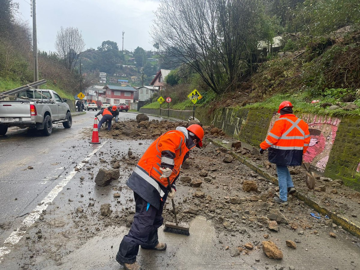 munipuertomontt's tweet photo. Deslizamiento de tierra, calle Ecuador entre Constitución y Linares. 
Equipo Depto Obras Menores apoyará despeje de una vía y más tarde, maquinaria Depto. Calles y Caminos para realizar despeje.  
❗️Señalización con Seguridad Pública https://t.co/1hhrmNwsXk
