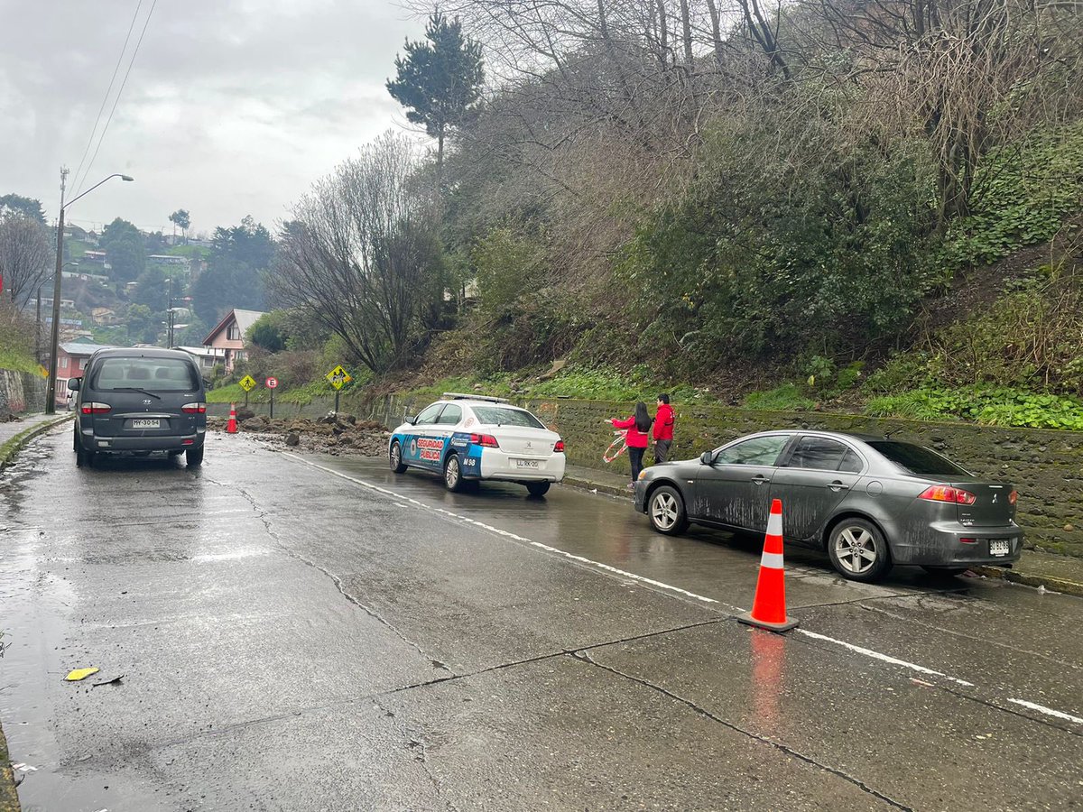 munipuertomontt's tweet photo. Deslizamiento de tierra, calle Ecuador entre Constitución y Linares. 
Equipo Depto Obras Menores apoyará despeje de una vía y más tarde, maquinaria Depto. Calles y Caminos para realizar despeje.  
❗️Señalización con Seguridad Pública https://t.co/1hhrmNwsXk