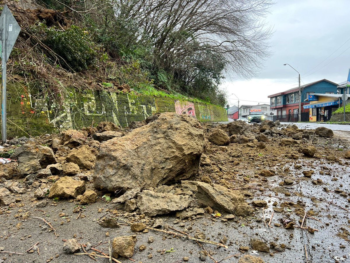 munipuertomontt's tweet photo. Deslizamiento de tierra, calle Ecuador entre Constitución y Linares. 
Equipo Depto Obras Menores apoyará despeje de una vía y más tarde, maquinaria Depto. Calles y Caminos para realizar despeje.  
❗️Señalización con Seguridad Pública https://t.co/1hhrmNwsXk