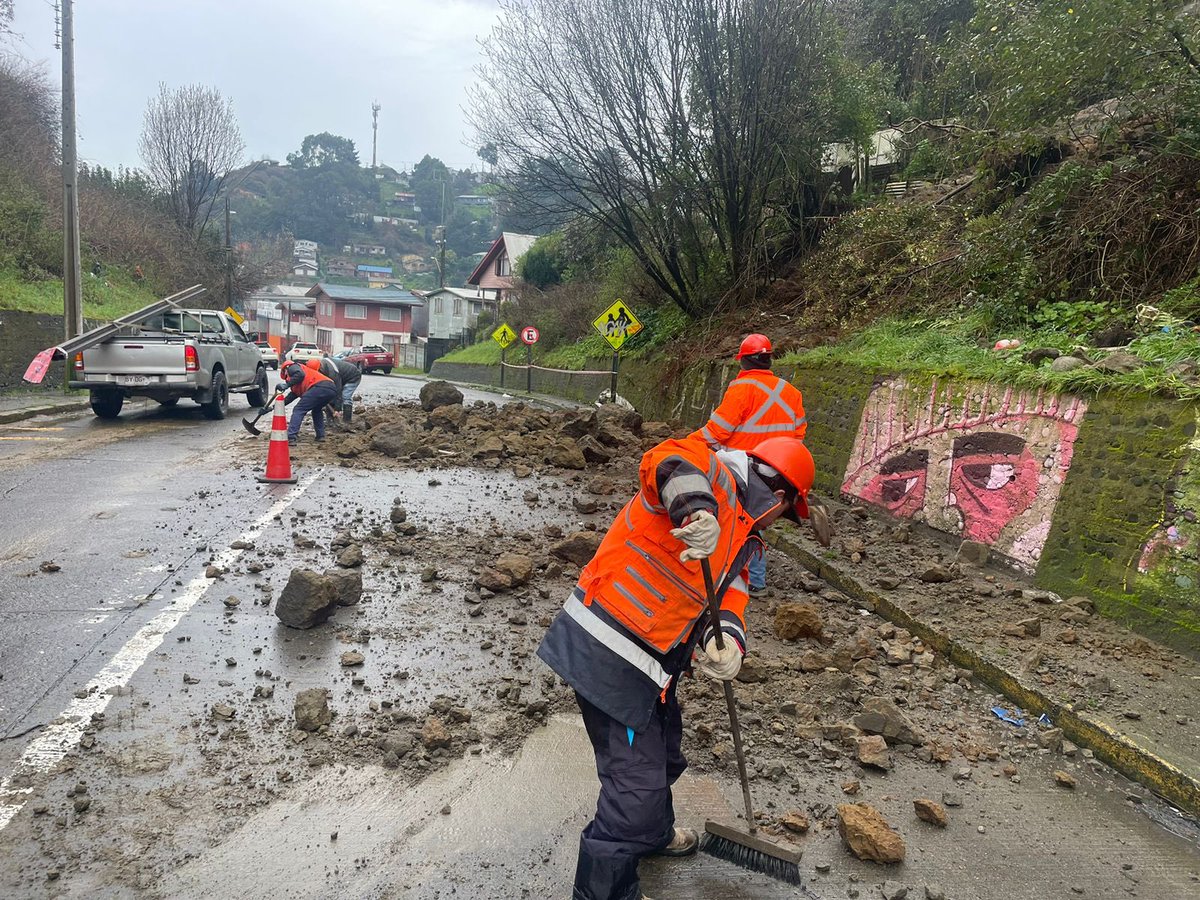 munipuertomontt's tweet photo. Deslizamiento de tierra, calle Ecuador entre Constitución y Linares. 
Equipo Depto Obras Menores apoyará despeje de una vía y más tarde, maquinaria Depto. Calles y Caminos para realizar despeje.  
❗️Señalización con Seguridad Pública https://t.co/1hhrmNwsXk
