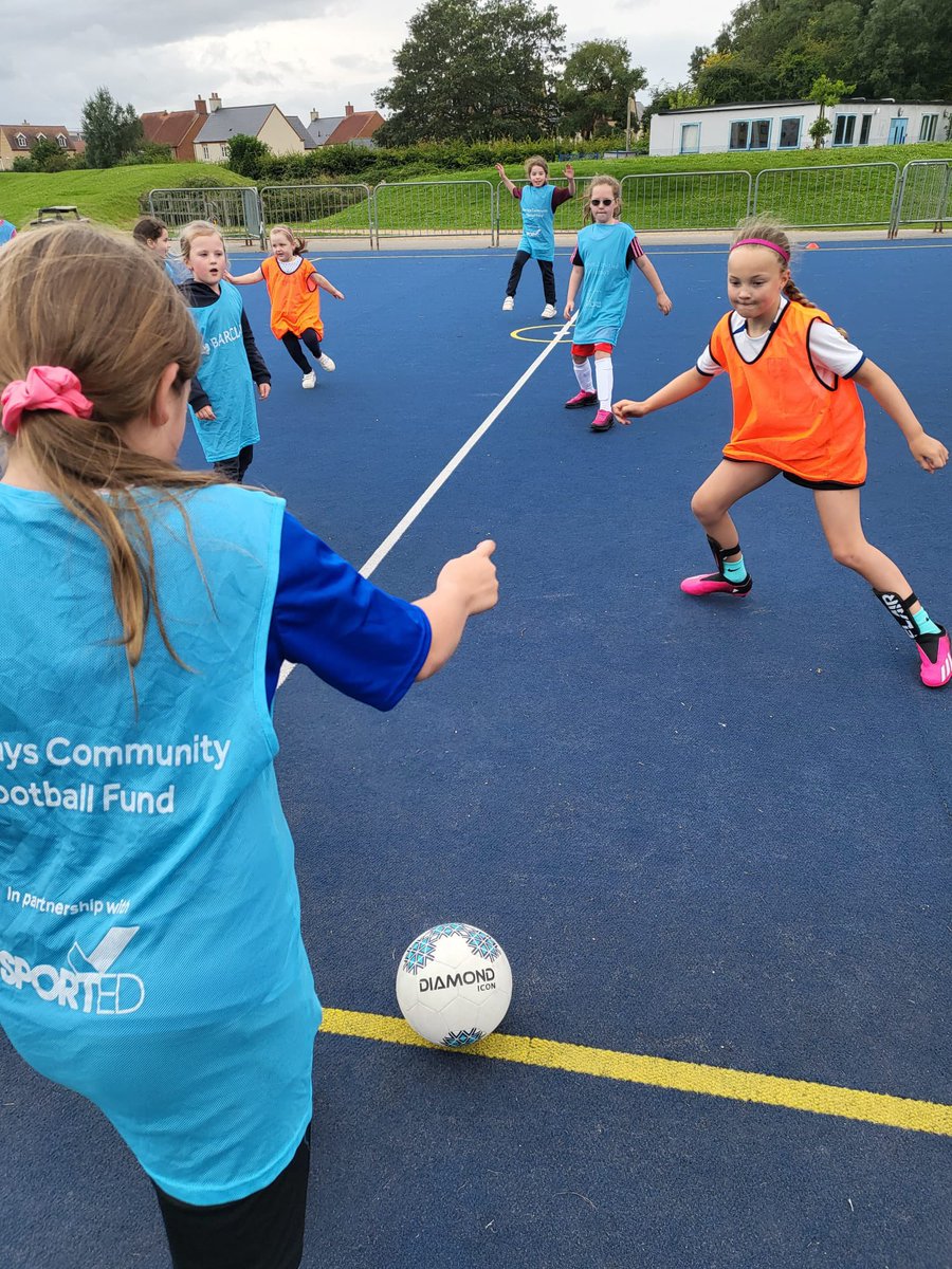Motiv8sf's tweet photo. The next generation of girls who can, finding a place to play the beautiful game, learn new skills to take from the pitch, and make new friends!

Thank you @JAMIECASSIDYSS for the local partner support &amp; @sported_UK @BarclaysFooty for funding our ongoing work in this space! https://t.co/wUBHC7BWkt